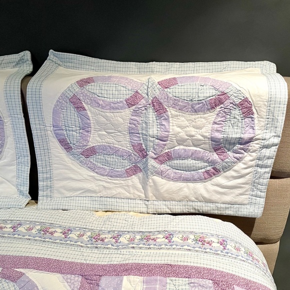 Hand Quilted Quilt Set with 2 Shams Queen Size - Picture 3 of 16